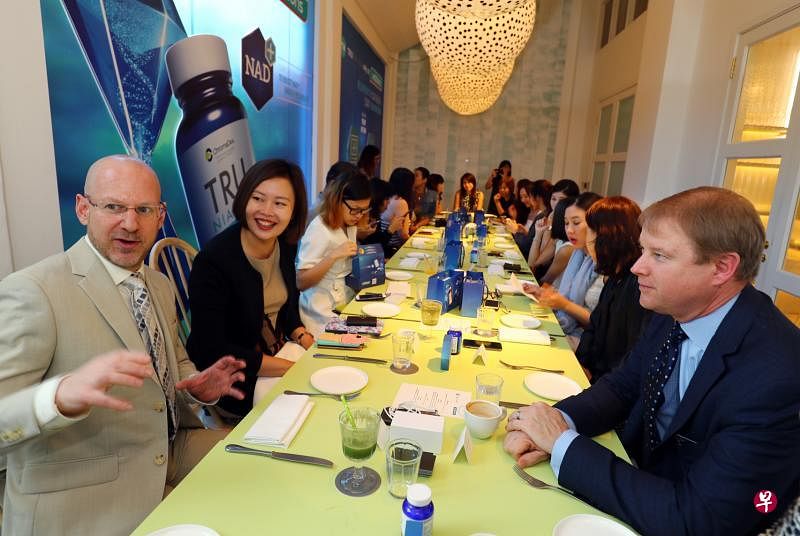 美国科学家Charles Brenner博士（左一）和美国抗衰老研发公司ChromaDex总裁Frank Jaksch（右一），来新推介营养保健品Tru Niagen。左二为Watsons营运总监刘丽萍。（陈来福摄）