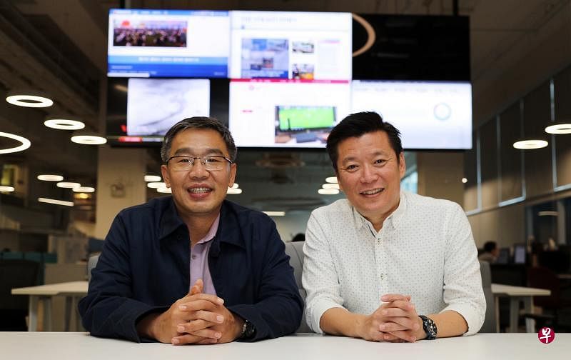 《联合早报》兼《联合晚报》总编辑吴新迪（右）和《新明日报》总编辑朱志伟将在电台96.3好FM早班节目新单元《老总Group Chat》率先登场。（林泽锐摄）