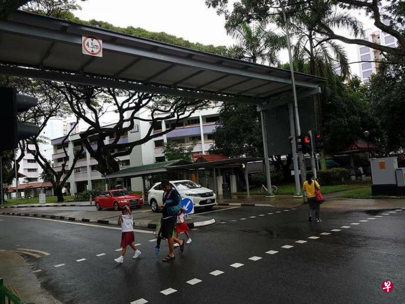 裕廊西52街马路，遮盖处就建在人行道旁，居民大感不解。（Our Singapore Facebook）