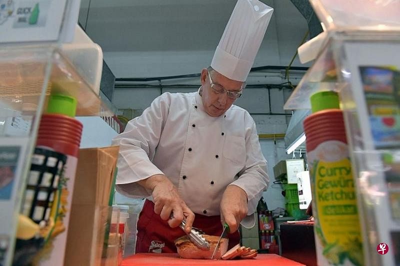在杜佛弯组屋咖啡店卖德国香肠的埃里希·苏尔博克。（互联网）
