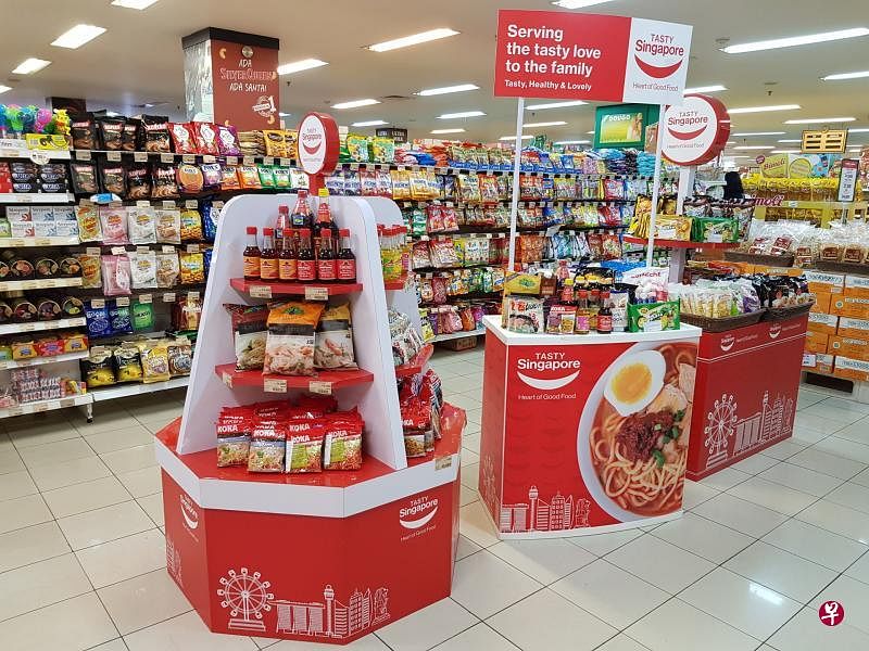 本地12家食品商参与在印尼超市举办的第三次“食尚新加坡”，展卖超过100种食品。（企发局和食品厂商联合会提供照片）