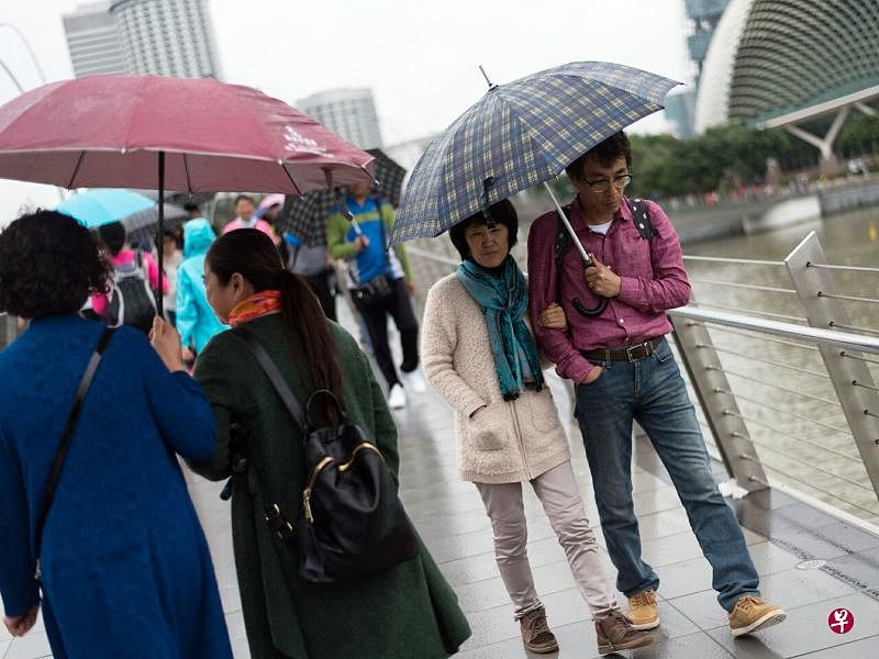 上周天气冷飕飕，不少国人添购寒衣外套。（档案照）