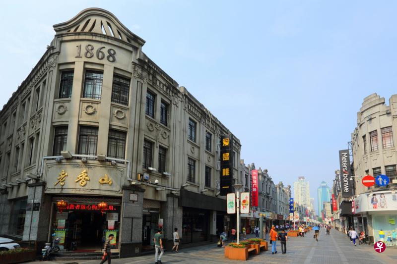 每逢白露时节，坐落于历史古街五马街上的老字号老香山药店会准备充足的“十样白”或“三样白”，以保证市民需求。（王远昌摄）