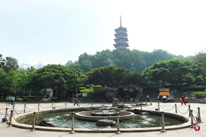 古塔下，温州人的惬意生活。（王远昌摄）