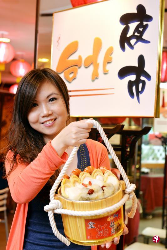 盛满食材如鲍鱼、海参、带子的怀旧木桶盆菜，优惠只卖$138。（商家提供）