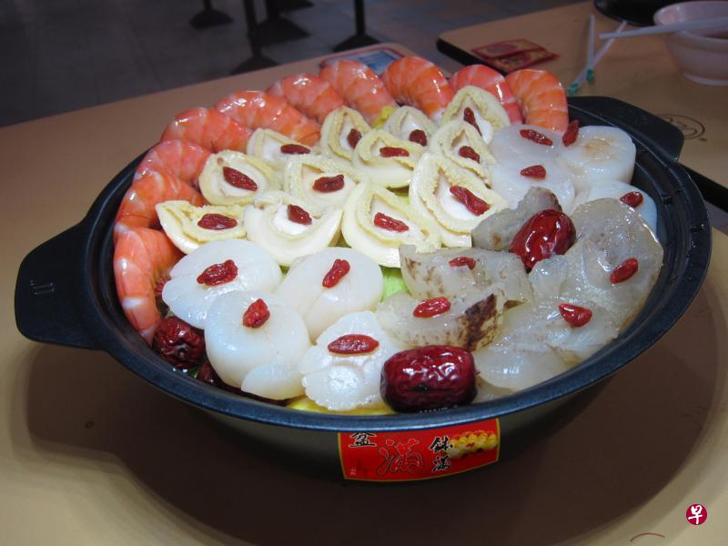 优惠价$188的钢铁不粘锅盆菜，内有12个原只10头鲍鱼与多种优质食材。（商家提供）