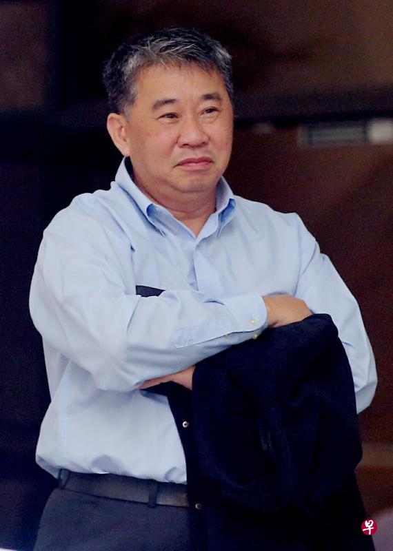 被告温俊成借用侄儿温文才的名义成立公司，承包必胜客的外送服务生意，并从中骗钱。（海峡时报）
