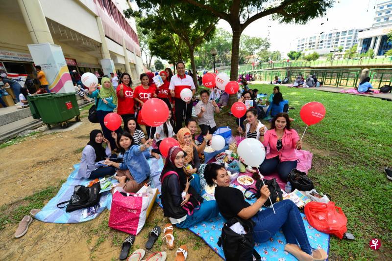家庭佣工中心（CDE）昨天庆祝成立两周年纪念，图为位于城市购物中心（City Plaza）的庆祝活动。（家庭佣工中心提供）