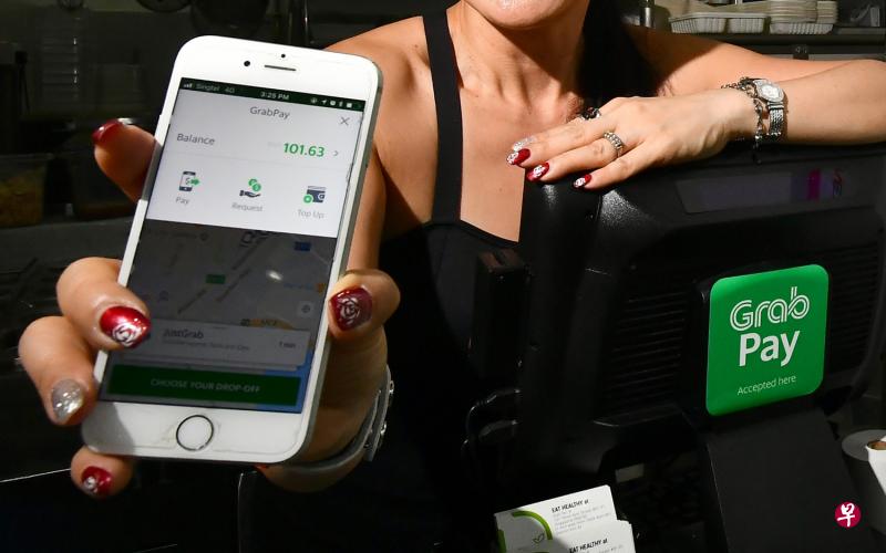 游客来新加坡游玩时，可选用GrabPay付费。（档案照）