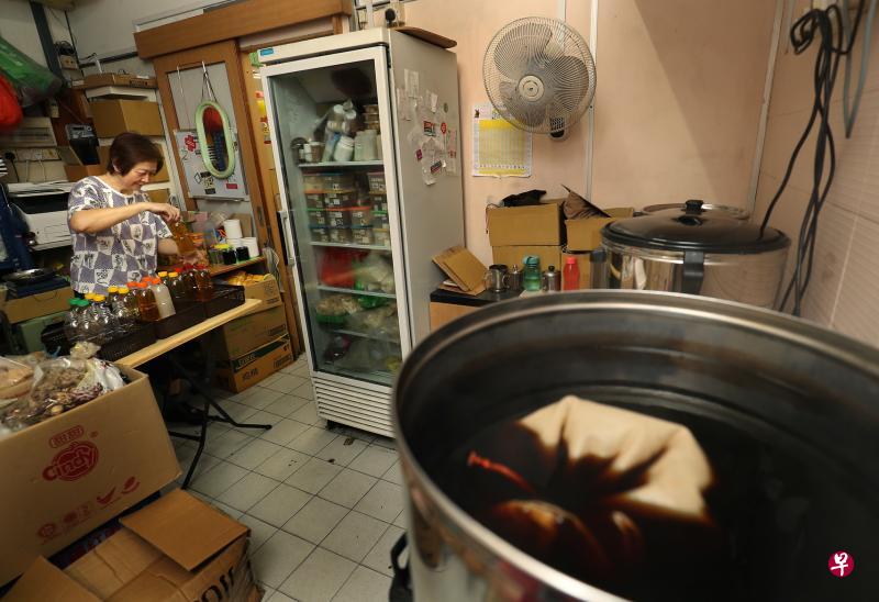 位于四美的富大药行售卖自制凉茶多年，店主表示向来注重食物卫生，也愿意配合新规定做出调整并申请执照。（何炳耀摄）