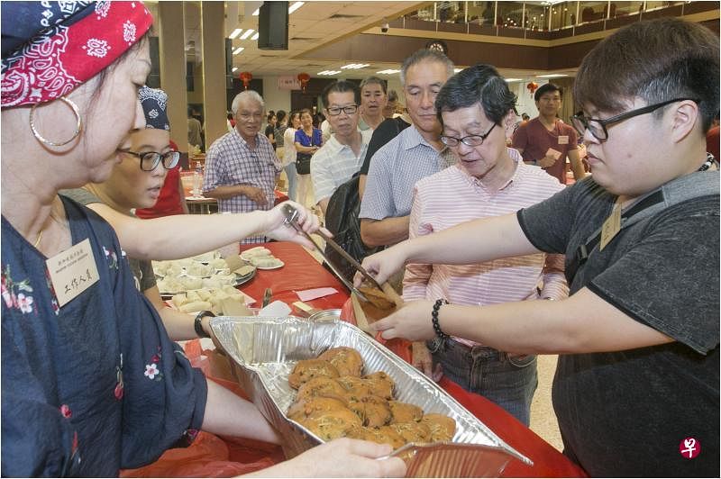 美食节的福州蛎饼特别受到福州乡亲和民众的喜爱。（熊俊华摄）