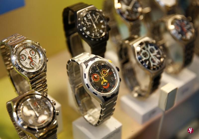 奥地利维也纳一家手表店展示的斯沃琪手表。（路透社）