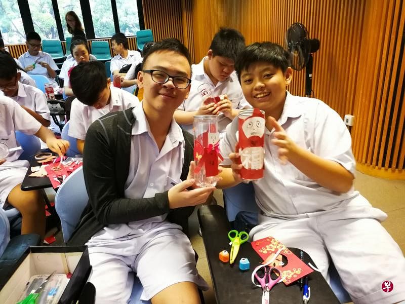 网球罐子变成靓丽的新春小花瓶，或实用美观的笔筒。华义学生充满喜悦。（华义中学提供照片）
