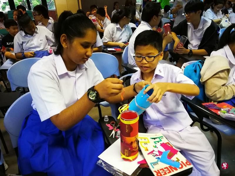 华义异族学生也参与新春环保饰品学习坊。（华义中学提供照片）