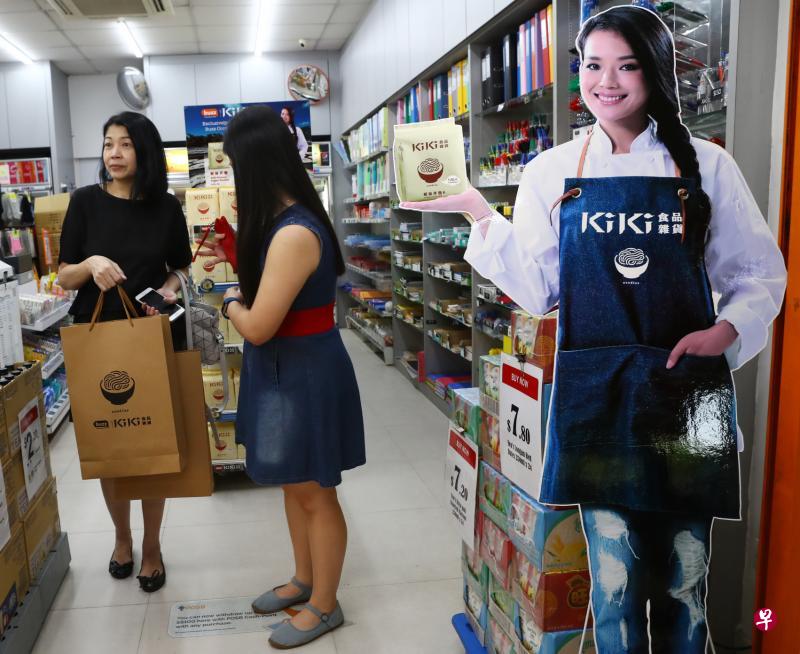 KiKi拌面在文庆路组屋楼下的Buzz销售，吸引顾客慕名而来。（陈来福摄）