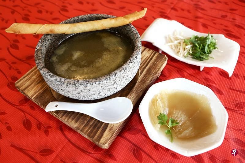 招牌石锅青酸汤鲍翅。