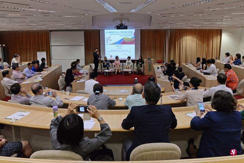 沈颖（前排坐着右三）出席分享会，与其他主讲嘉宾对有关企业转型进行讨论。（图／朱睿彬）