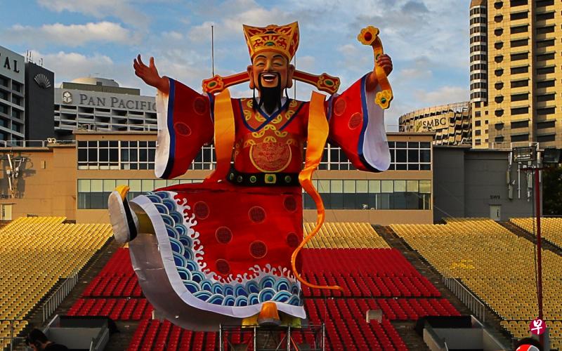 高达18米的财神爷展开双手，笑脸盈盈地迎接财富。（林泽锐摄）