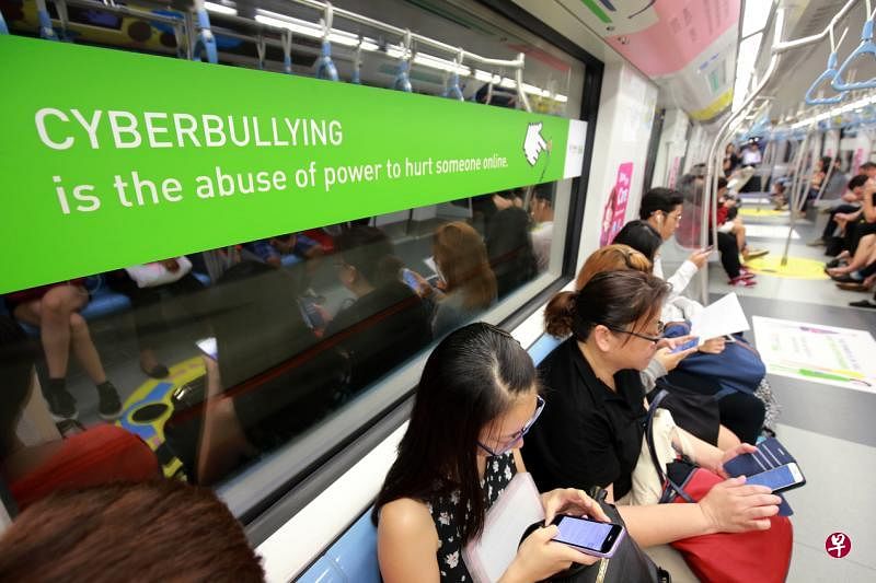 滨海市区线其中一个地铁车厢的内部设计展示有关网络霸凌的信息。(唐家鸿摄）