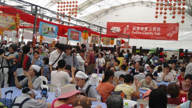 慈善组织慈济举行义卖会筹募善款。（读者提供）