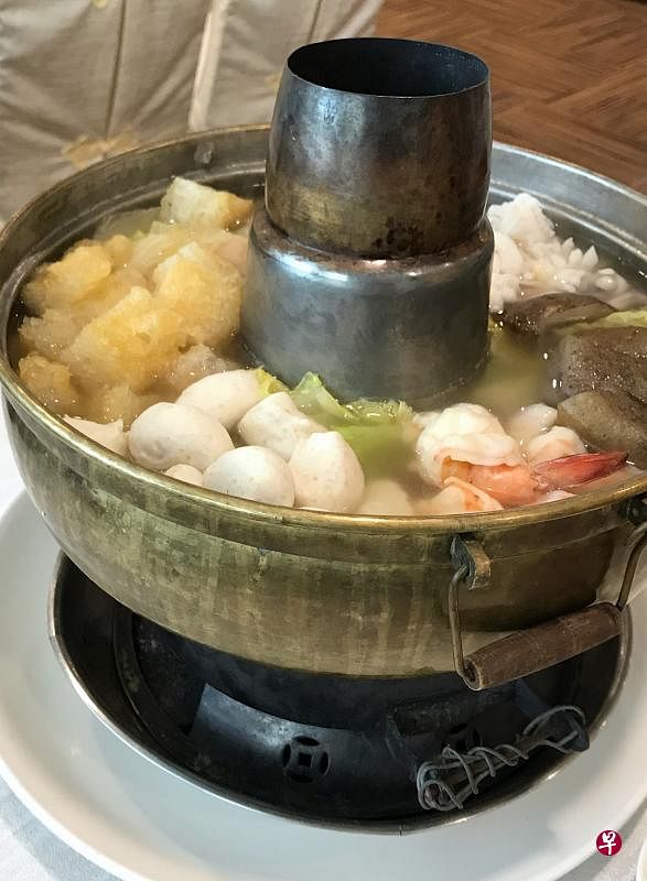 “围炉”是潮州人传统团圆饭必备的桌上主角。（摄于潮州发记酒楼）