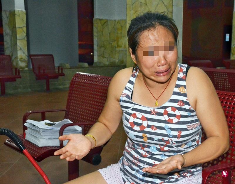 张女士回想起离婚的心酸，当场痛哭流泪。（曾美玲 摄）