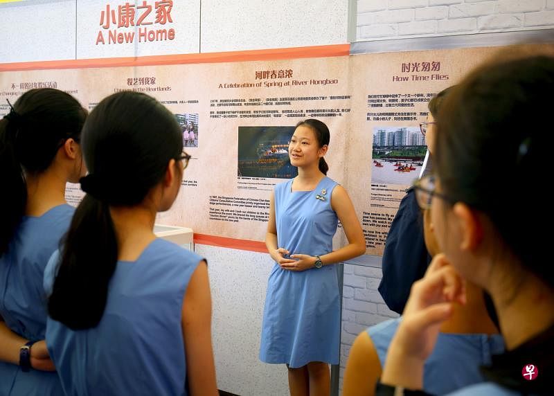 就读新加坡女子学校的中二学生陈玟霖首次担任导览员，协助游客了解本地独特的庆贺新年习俗。（严宣融摄）