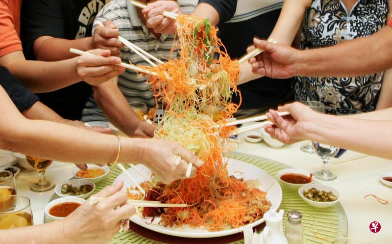 把桌椅和所有食物摆好后，才带孩子到餐桌去。（档案照）