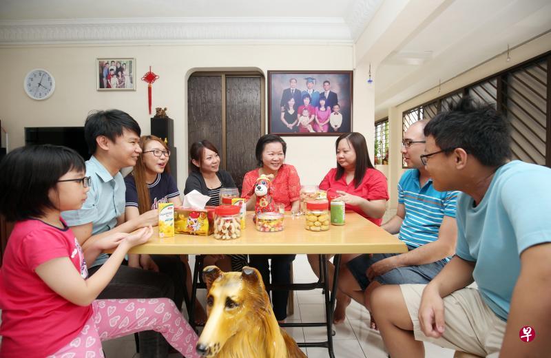 陈秀华（右四）和三个已婚子女都住在武吉班让一带，一家大小经常聚在一起共享天伦。（谢智扬摄）