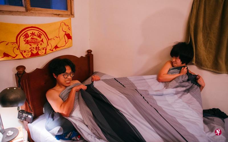 卢广仲（左）在新电影《花甲男孩转大人》中与严正岚又有一场床戏。（氧气电影提供）