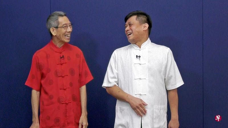 zaobao.sg今晚首播韩劳达的新相声作品《狗年贺词》，由杨世彬（左）和纪庆荣演出。（zaobao.sg）