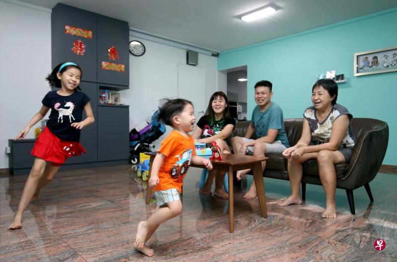 即日起购买转售组屋与父母或已婚子女同住的家庭，可获得3万元的近居购屋津贴。（档案照）