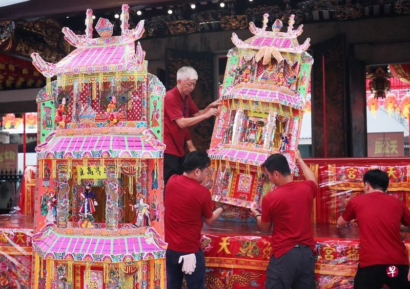 天福宫的工作人员和义工大年初六就已经开始忙着布置天公座，准备在初八晚迎接大批信众到庙里拜天公。（林泽锐摄）