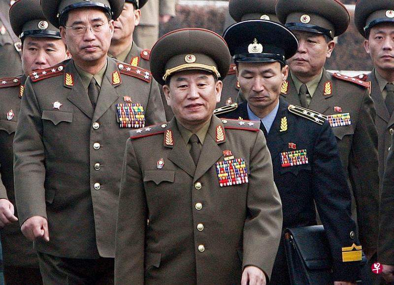 朝鲜劳动党副委员长金英哲（中）从1990年开始参加朝韩之间的高层会谈，是军方“韩国通”。由于他身兼劳动党中央军事委员、国防委员会书记室责任参事职务，被认为是天安舰沉没及延坪岛武力挑衅等事件的主谋。（法新社）