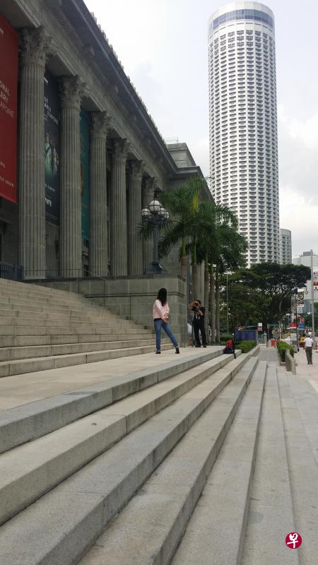 新加坡国家美术馆前摆完pose，再挑战垂直马拉松不迟。