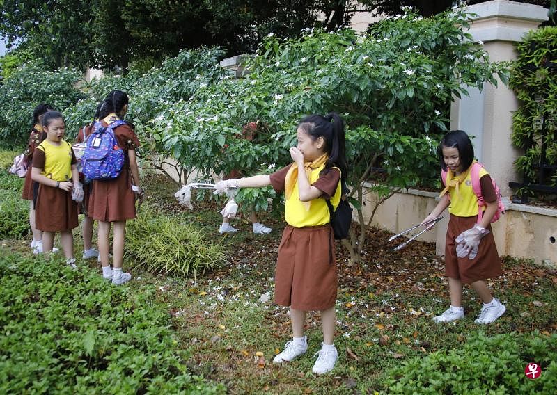 各所中小学的女童军沿着新加坡海岸线捡起人们随意丢弃的垃圾。（人协水上探险组织）