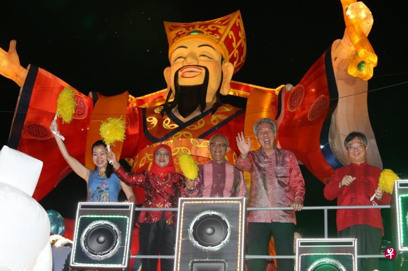 哈莉玛总统（左二）与夫婿穆罕默德（中）、春到河畔2018工委会主席钟丽慧（左一）、副总理兼国家安全统筹部长张志贤（右二）和卫生部长颜金勇，一同乘坐花车入场，为今年的春到河畔画下句点。（邝启聪摄）
