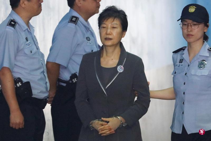 首尔中央地方法院周二（27日）对前总统朴槿惠（中）案进行审理，检方提请法院判处朴槿惠有期徒刑30年。图为朴槿惠2017年8月7日抵达首尔中央地方法院。（路透社）
