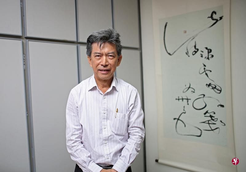 吴耀基与其布局夸张的草书《此情深处，红笺为无色》。