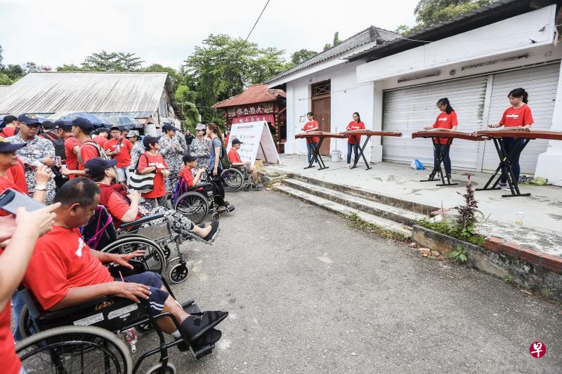 除了可以欣赏乌敏岛的大自然风景，共和理工和义安理工的学生也沿途表演，为受惠者呈献娱乐节目。（梁伟康摄）