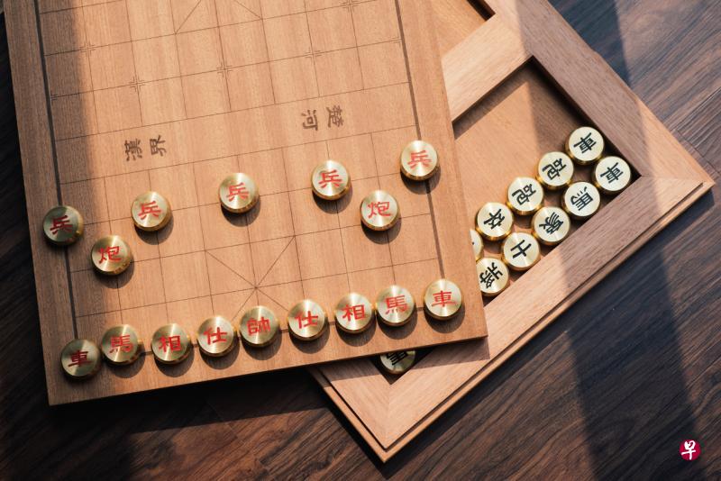 蔡汶霓与机床师傅余振康合作制造的黄铜象棋。（受访者提供照片）