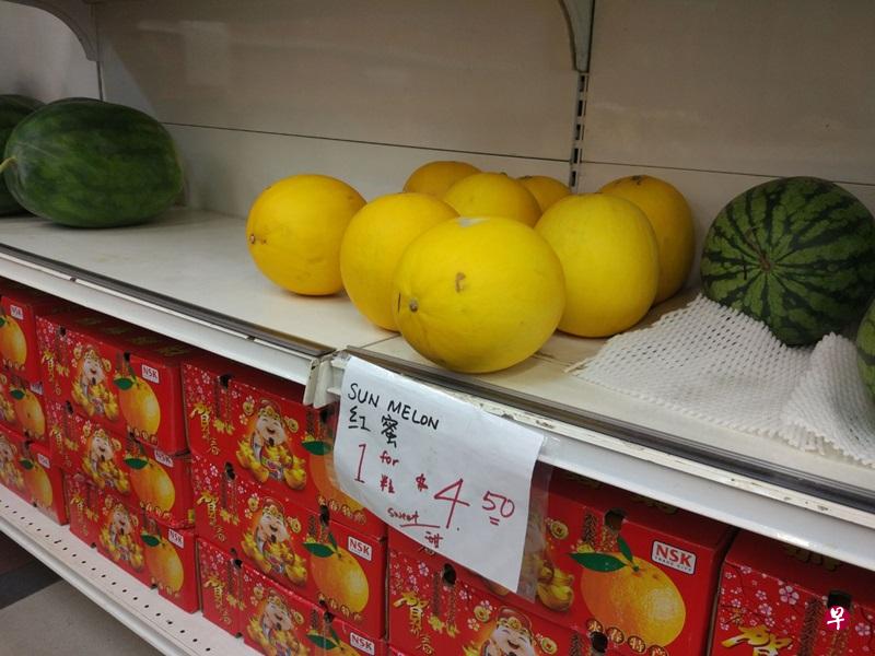 哈密瓜销量跌，本地水果摊近来改卖红蜜。（林礼颖 摄）