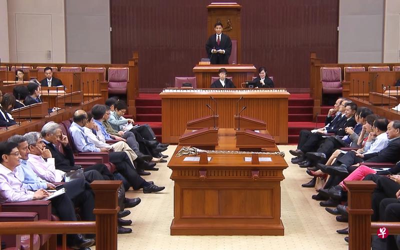 国会议长陈川仁（站立者）发表总结言论时说，大家在维护理想的同时，采取务实的态度一样重要，而政府有时得做出艰难且不受欢迎的选择。（gov.sg截图）