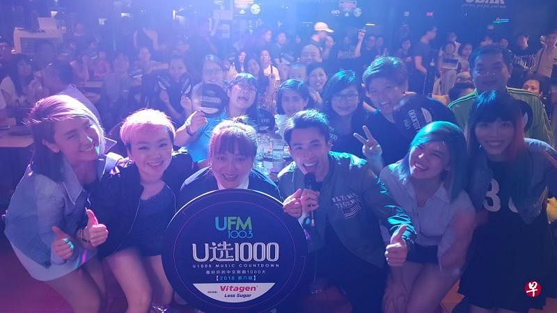 伟龙、丽梅（右三与四）和热情的听众一起热唱《U选1000》的歌曲。（图片：UFM100.3）