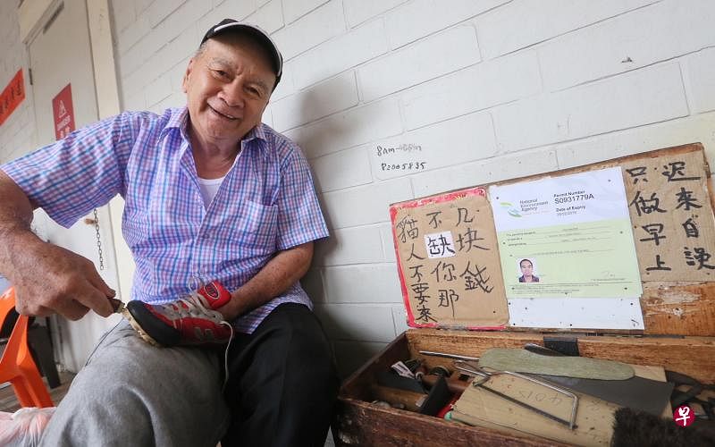 老鞋匠吴宝成天天开工不言休，只为了回馈顾客。