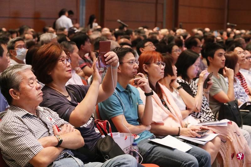 《联合早报》2018年经济展望暨投资讲座昨天在星宇表演艺术中心举行，吸引500人出席。（陈来福摄）
