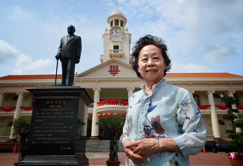 汪雅梅走一趟父亲汪金丁走过的旧地，华侨中学是其中一站。（档案照）