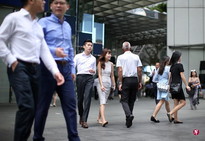 我国金融服务业有八成是白领，即约20万人。（档案照）