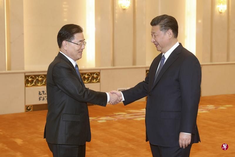 中国国家主席习近平（右）昨天在北京人民大会堂会见韩国总统特使、国家安保室长郑义溶。（中新社）