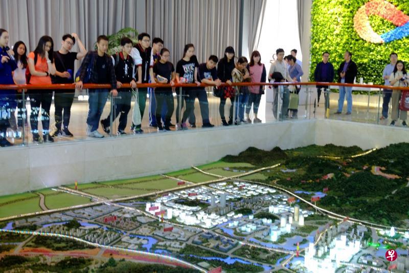华中同学们参观广州知识城模拟设计。